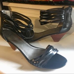 Nine West size 9 low wedge style heels, EUC